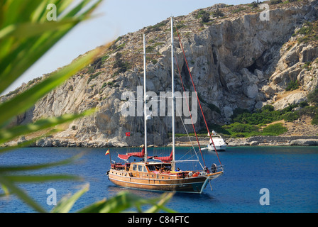 KNIDOS, DATCA PENINSULA, LA TURQUIE. Un bain turc traditionnel gulet ancrés dans le port antique à Cnide. 2011. Banque D'Images