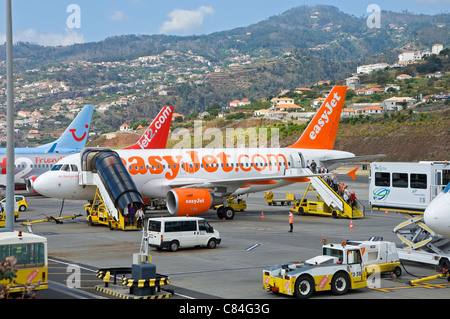 Avion avion avion easyJet stationné à l'aéroport de Funchal Madère Portugal Europe de l'UE Banque D'Images