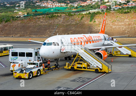 Avion avion avion easyJet stationné à l'aéroport de Funchal Madère Portugal Europe de l'UE Banque D'Images