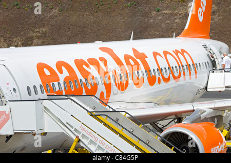 Gros plan du fuselage d'avions d'avion EasyJet stationné à Funchal aéroport Madère Portugal Europe Banque D'Images