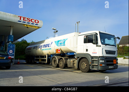 Un navire-citerne d'essence sur le parvis d'une station de remplissage, Tesco UK Banque D'Images