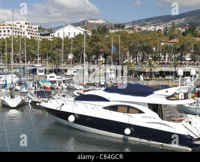 Bateau sunseeker de luxe dans le port de plaisance Funchal Madère Portugal UE Europe Banque D'Images