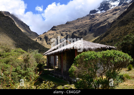 Hut andes inca randonnée touristique tourisme bâtiment ciel bleu nuage nuageux neige haute toilettes bush house paisible chemin inca p Banque D'Images