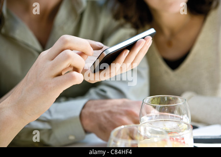 Personne à l'aide de cell phone, cropped Banque D'Images