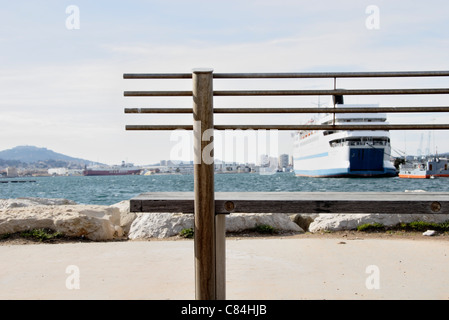 Vue sur le port à travers banc Banque D'Images