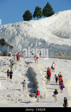 PAMUKKALE, Turquie. Les touristes pataugeant dans l'eau qui coule sur les pentes couvertes de calcite de la UNESCO World Heritage site. 2011. Banque D'Images