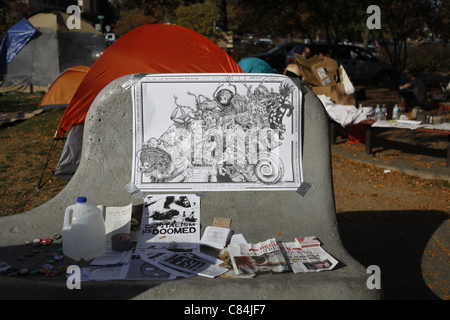 Occuper Wall Street Bloomington pancartes à Peoples Park. Le mouvement a débuté dimanche 9 octobre 2011 en solidarité pour les protestataires qui occupent Wall Street à New York. Banque D'Images