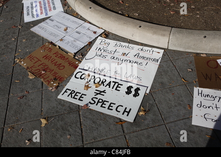 Occuper Wall Street Bloomington pancartes à Peoples Park. Le mouvement a débuté dimanche 9 octobre 2011 en solidarité pour les protestataires qui occupent Wall Street à New York. Banque D'Images