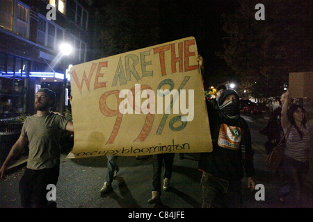 Mars manifestants bloquent le trafic sur l'avenue Kirkwood pendant deux jours d'Occuper Wall Street Bloomington protestations. Le mouvement a débuté dimanche 9 octobre 2011 en solidarité pour les protestataires qui occupent Wall Street à New York. Banque D'Images