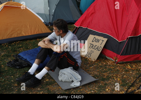 Camping à côté d'un manifestant, "Don't Tread sur nous, signe de protestation lors d'Occuper Wall Street Bloomington protester contre Peoples Park. Le mouvement a débuté dimanche 9 octobre 2011 en solidarité pour les protestataires qui occupent Wall Street à New York. Banque D'Images