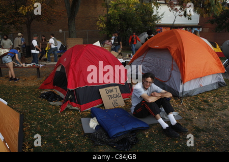 Camping à côté d'un manifestant, "Don't Tread sur nous, signe de protestation lors d'Occuper Wall Street Bloomington protester contre Peoples Park. Le mouvement a débuté dimanche 9 octobre 2011 en solidarité pour les protestataires qui occupent Wall Street à New York. Banque D'Images