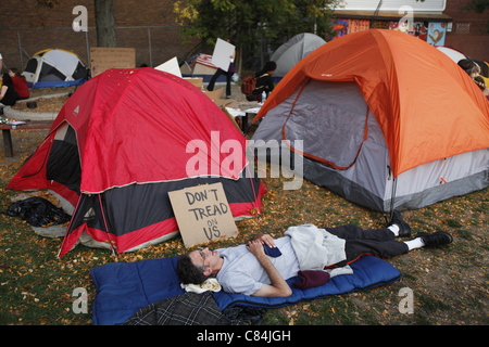 Camping à côté d'un manifestant, "Don't Tread sur nous, signe de protestation lors d'Occuper Wall Street Bloomington protester contre Peoples Park. Le mouvement a débuté dimanche 9 octobre 2011 en solidarité pour les protestataires qui occupent Wall Street à New York. Banque D'Images