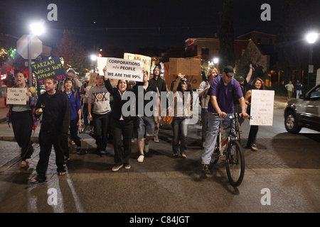 Sur Mars des manifestants bloquent le trafic Kirkwood lors occuper Wall Street Bloomington protester contre Peoples Park. Le mouvement a débuté dimanche 9 octobre 2011 en solidarité pour les protestataires qui occupent Wall Street à New York. Banque D'Images