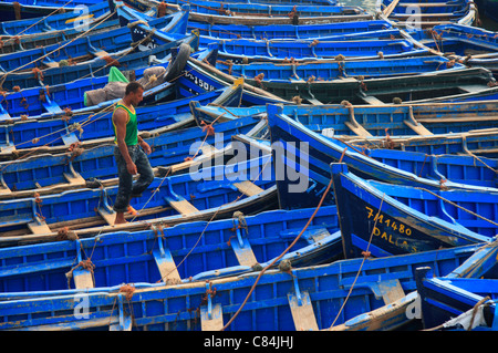 Les marches partout au pêcheur de sardines en bois traditionnels bateaux amarrés dans le port d'Essaouira, Maroc Banque D'Images