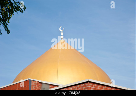 Nouvelle mosquée de Redditch, croissant dome against a blue sky Banque D'Images