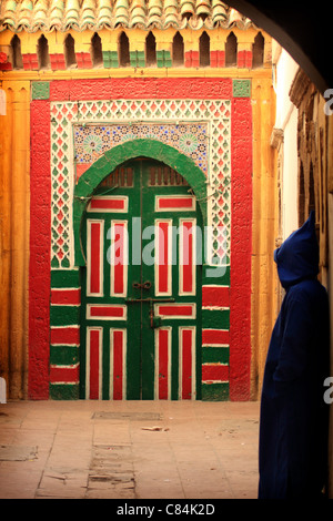 Une porte peinte dans la medina, Essaouira, l'Afrique du Nord Banque D'Images