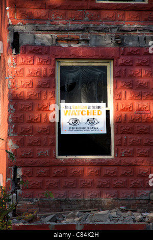 Signe de surveillance de quartier pour la nuit du diable sur le logement vacant Detroit Michigan USA Banque D'Images