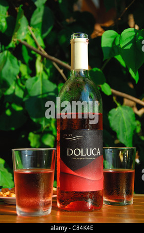 Une bouteille et deux verres de vin rose Doluca turc réfrigérés. 2011. Banque D'Images