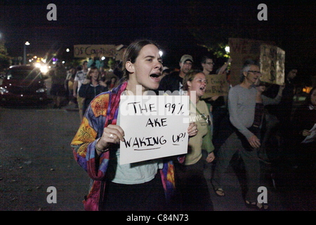 Sur Mars des manifestants bloquent le trafic Kirkwood lors occuper Wall Street Bloomington protester contre Peoples Park. Le mouvement a débuté dimanche 9 octobre 2011 en solidarité pour les protestataires qui occupent Wall Street à New York. Banque D'Images