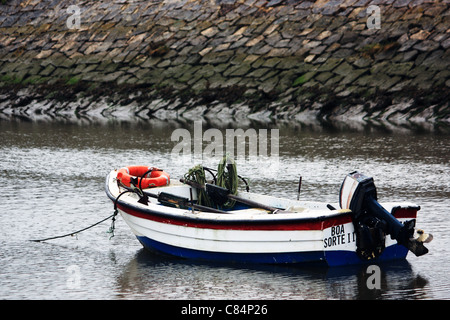 Ancien petit bateau en bois debout sur un petit lac Banque D'Images