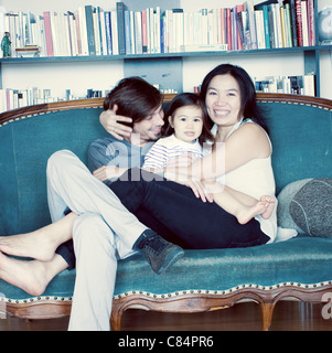 Family relaxing on sofa, portrait Banque D'Images