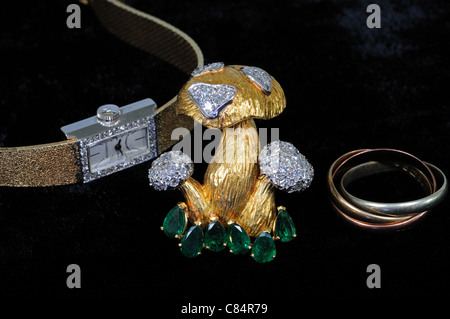 Movado watch de l'or et du diamant, diamant, émeraude et l'or jaune broche toadstool tricolore et l'anneau de mariage. Banque D'Images