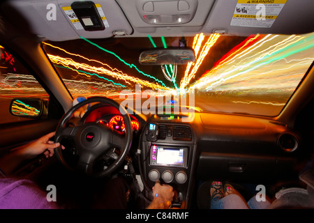 Vue de l'intérieur de voiture de sport de la conduite de nuit sur la highway-Edmonton, Alberta, Canada. Banque D'Images