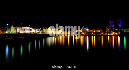 Image panoramique nocturne de la ville de Willemstad, Curaçao Banque D'Images