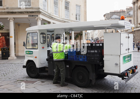 Laitier livrer du lait à partir d'un flotteur de lait dans une rue. Bath, Somerset, Angleterre, Royaume-Uni, Grande Bretagne. Banque D'Images