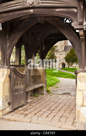 Voir par lych gate au cimetière et église de Saint James' Avebury dans le Wiltshire, England, UK Banque D'Images