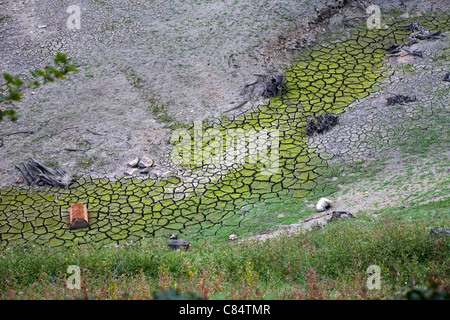 En été, le lit d'une rivière asséchée (Puy-de-Dôme - Auvergne - France). Lit de rivière asséché, en été (Puy-de-Dôme - France). Banque D'Images