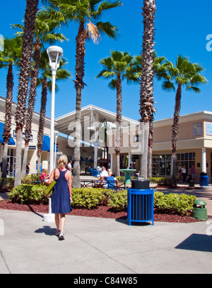 SHOPPING IN OUTLET MALL À ORLANDO EN FLORIDE Banque D'Images