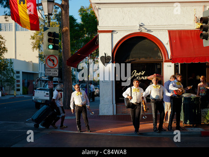 Mariachi singer dans un coin Street, Santa Barbara, Californie Banque D'Images