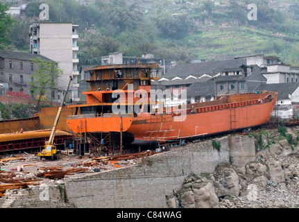 Paysage autour de Chongqing en Chine, dont un vieux bateau Banque D'Images