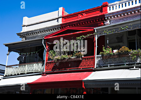 Hébergement avec balcon au-dessus des boutiques de vêtements et de séchage dans les boîtes à fleurs Rundle Street Adelaide (Australie) Banque D'Images