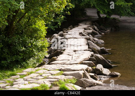 Le pont préhistorique de battant sur la rivière Barle à Tarr Steps, Exmoor, Somerset, Angleterre Royaume-Uni Banque D'Images