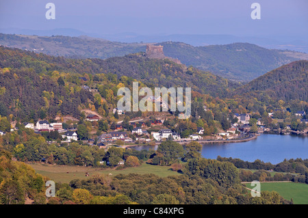 Lac Chambon au coeur de Parc Régional des volcnoes Auvergne, Puy-de-Dôme, Auvergne, Massif-Central, France Banque D'Images