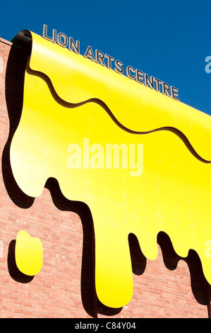 Grand panneau jaune à l'extérieur du bâtiment Lion Arts Centre à Adelaide (Australie) Banque D'Images