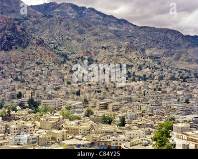 La ville de Taʿizz, dans le sud-ouest du Yémen, est située dans les Hautes-terres yéménites, près de la ville portuaire de Mocha, sur la mer Rouge. Banque D'Images