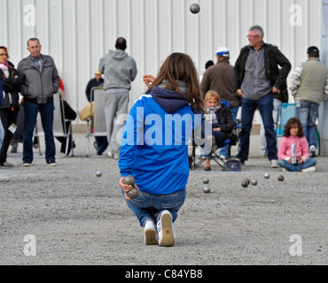 Les jeunes jouant Pétanque à Parthenay, Deux-Sèvres, France. Banque D'Images