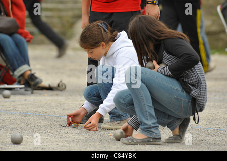 Les jeunes jouant Pétanque à Parthenay, Deux-Sèvres, France. Banque D'Images