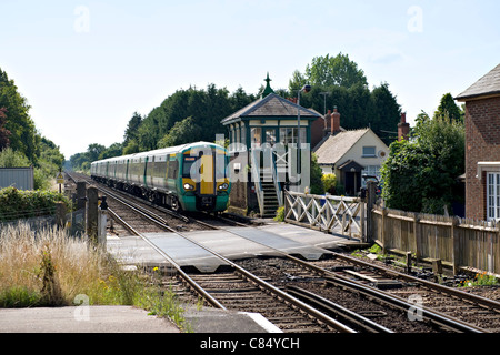 Electric Train passant sur le passage à niveau de la station de Plumpton, UK, Plumpton Banque D'Images