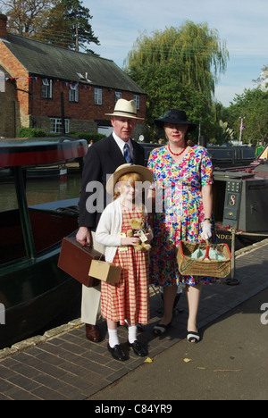 Groupe familial en costume 40's à un événement de la seconde guerre mondiale en Stoke Bruerne Banque D'Images