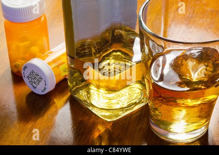 Libre de bouteille d'alcool avec le verre et bouteilles de médicaments Banque D'Images