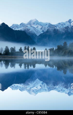 Reflet de Mt Cook (Aoraki) et Mt Tasman, sur le lac Matheson près de Fox Glacier en Nouvelle Zélande Banque D'Images