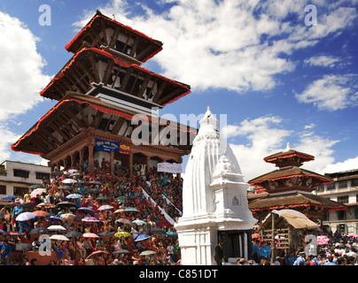 La foule s'asseoir sur les marches de l'Maju Deval - un temple de Shiva dans le coeur de Durbar Square, Katmandou, Népal, Asie. Banque D'Images