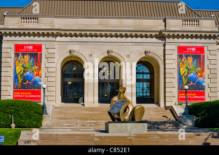 Columbus Museum of Art à Columbus, Ohio, avec le fauteuil inclinable Figure sculpture de Henry Moore à l'avant. Banque D'Images