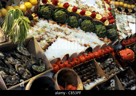 En dehors d'un stand alimentaire aa restaurant Bruxelles avec des crustacés et des légumes sur l'affichage Banque D'Images