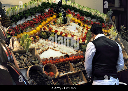 Une offre d'assiste à un stand de nourriture à l'extérieur d'un restaurant de Bruxelles avec des poissons et des légumes sur l'affichage Banque D'Images