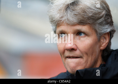 L'entraîneuse-chef de l'équipe nationale féminine des États-Unis Pia Sundhage sur le banc de l'équipe avant un match de demi-finale de la Coupe du monde féminine de la FIFA contre la France au Stadion im Borussia Park le 13 juillet 2011 à Moenchengladbach, en Allemagne. Usage éditorial exclusif. Utilisation commerciale interdite. (Photographie de Jonathan Paul Larsen / Diadem images) Banque D'Images